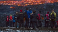 Mengutip Metro, semburan gunung berapi Fahradaslfjall di lembah Geldigadalur, 40 km dari Reyjavik, Islandia memuntahkan lava cairnya. Menurut para ahli, letusan ini tak berbahaya.