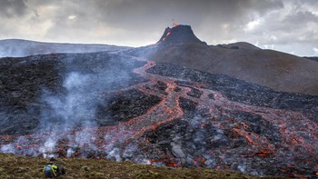 4. 1783: Pada tahun ini, gunung berapi Laki di Islandia meletus hebat. Letusan itu belum mereda sampai delapan bulan kemudian. Abunya menuju atmosfer dan membuat iklim berubah. Islandia terkena kelaparan parah di mana seperempat populasinya tewas. Musim di Afrika dan Asia juga berubah dan di sana, terjadi pula kelaparan. Foto: AP Photo/Marco Di Marco