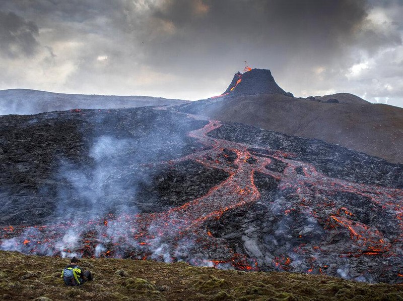 Lahar panas yang muncul di gunung berapi Fahradaslfjall, Islandia, menarik perhatian warga. Wisatawan pun berbondong-bondong melihat letusan gunung tersebut.