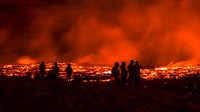 Meski terpapar panas, namun wisatawan kelihatannya cukup menikmati pengalaman mereka. Bahkan, di antara mereka ada yang memanggang hot dog di atas lahar panas.