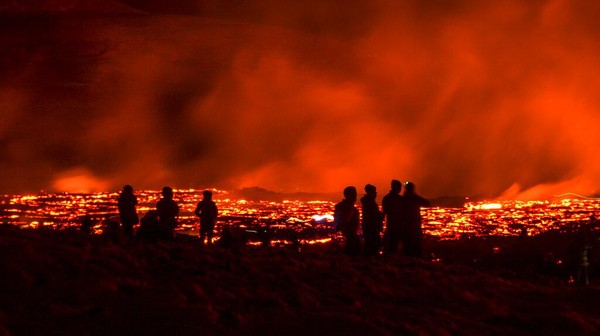 Meski terpapar panas, namun wisatawan kelihatannya cukup menikmati pengalaman mereka. Bahkan, di antara mereka ada yang memanggang hot dog di atas lahar panas. Meski terpapar panas, namun wisatawan kelihatannya cukup menikmati pengalaman mereka. Bahkan, di antara mereka ada yang memanggang hot dog di atas lahar panas.