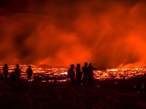 Menjajal Wisata Ekstrem Nonton Lahar Panas Gunung Berapi di Islandia
