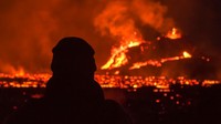 Namun tetap saja, sebagai langkah pencegahan, sebaiknya pendaki tetap diminta untuk menjaga jarak dari aliran lava pijar tersebut. (AP)