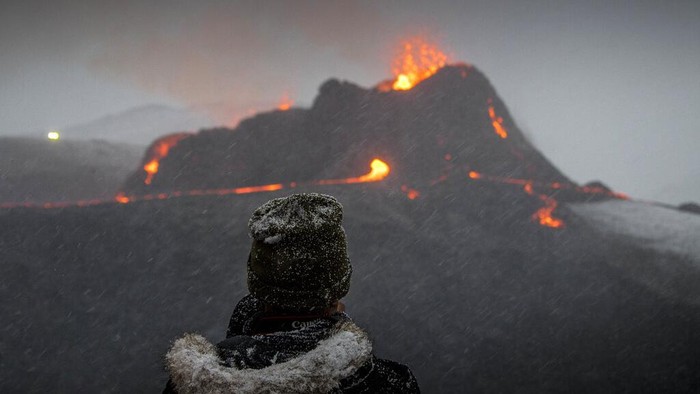 Lahar panas yang muncul di gunung berapi Fahradaslfjall, Islandia, menarik perhatian warga. Wisatawan pun berbondong-bondong melihat letusan gunung tersebut.