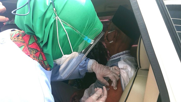 Vaksin Drive Thru Dilakukan Lansia Tulungagung untuk Percepat Target
