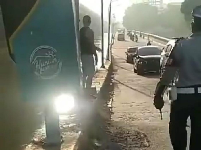 Viral Pria Rusak Rambu Lalu Lintas di Bekasi
