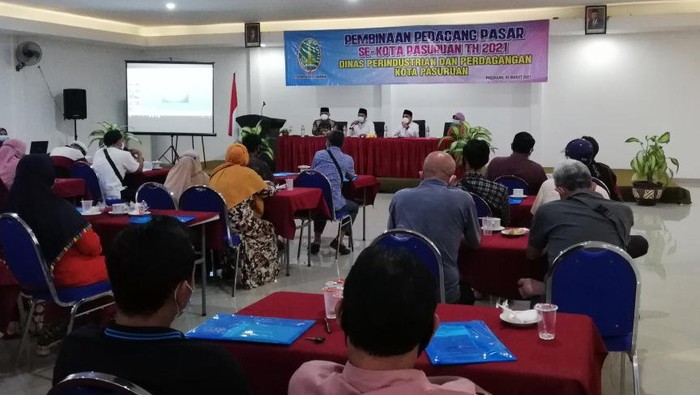 Wali Kota Pasuruan Saifullah Yusuf atau Gus Ipul menerima keluhan puluhan pedagang pasar. Pedagang wadul kondisi pasar yang kumuh.