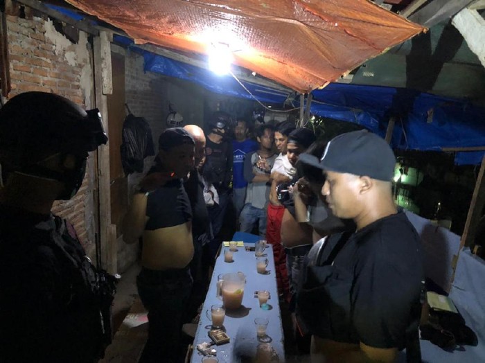 Warga Pesta Miras di Makassar Sulse Dibubarkan Polisi