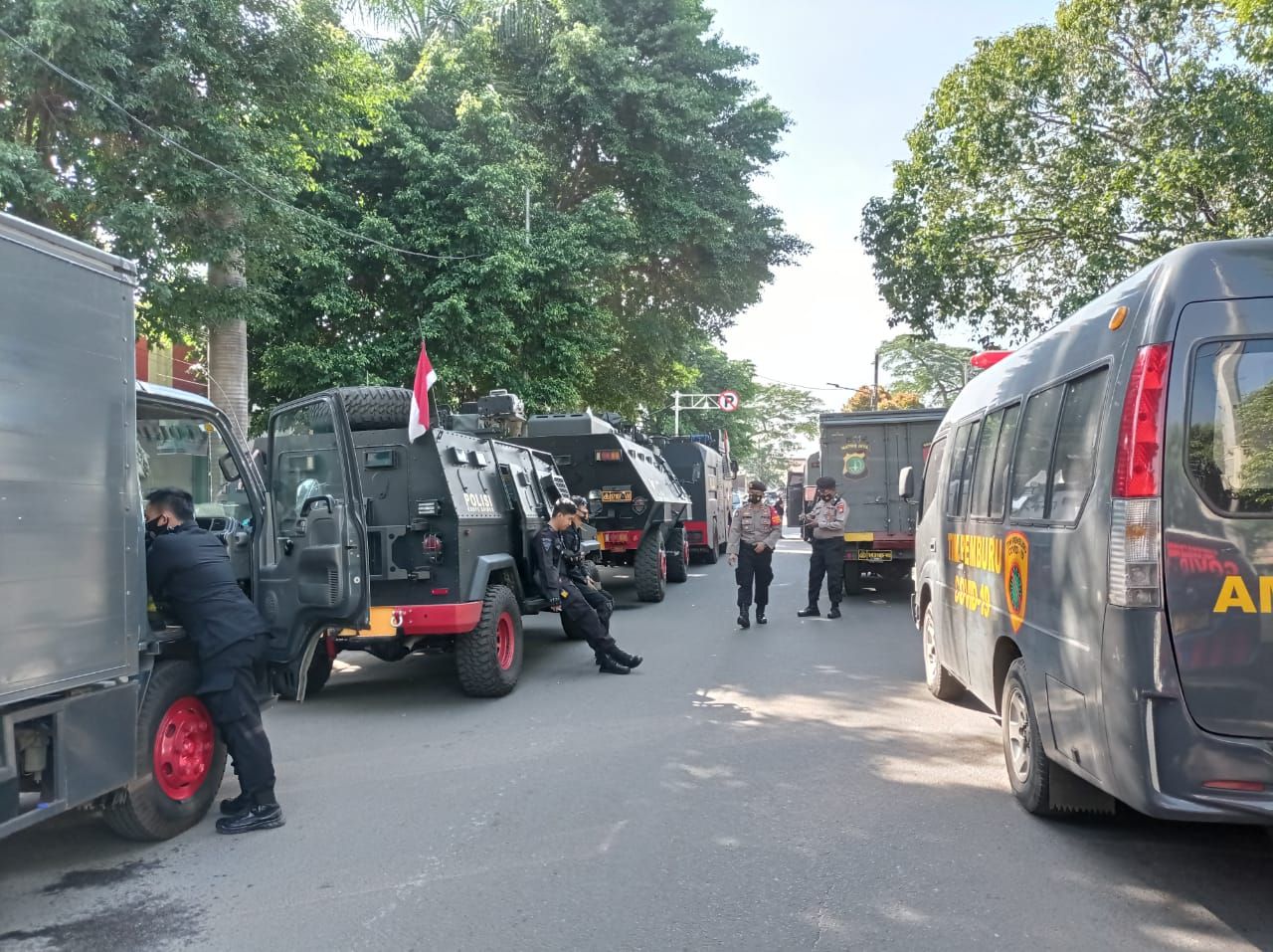 Water Canon-Baracuda Disiagakan Amankan Sidang Habib Rizieq di PN Jaktim (Foto: Sachril/detikcom)