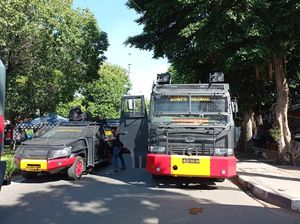 Water Cannon-Barracuda Disiagakan Amankan Sidang Habib Rizieq di PN Jaktim