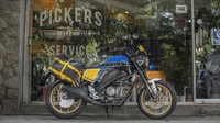 Ini adalah dengan konsep motor petualang XSR 155 Overlander yang digarap bengkel Pickers Store (@pickerstore), Chandra. Beberapa ubahan terlihat pada pengaplikasian plat galvanis, stang fatbar, ban dual purpose dan penyematan motobag pada XSR 155 nya, mempertegas karakter adventure pada custom XSR 155. Foto: Yamaha Indonesia/ XSR 155 Overlander