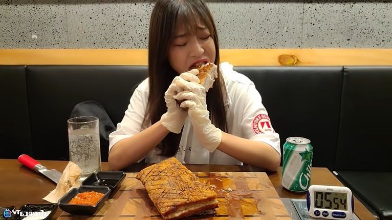 youtuber mukbang 3 kg steak dan 5 kg mie