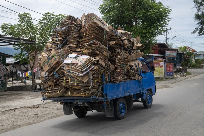Sebuah kendaraan melintas dengan angkutan barang yang melebihi kapasitas di salah satu ruas jalan, di Palu, Sulawesi Tengah, Sabtu (27/3/2021). Selain membahayakan pegendara itu sendiri, aksi tersebut juga bisa mengakibatkan bahaya bagi pengguna jalan lainnya.. ANTARAFOTO/Basri Marzuki/hp.