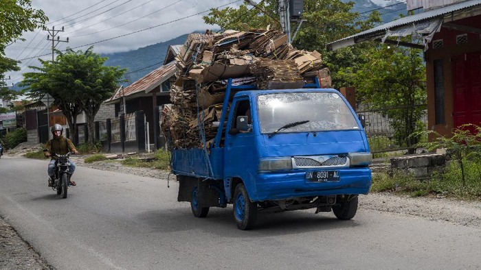Sebuah kendaraan melintas dengan angkutan barang yang melebihi kapasitas di salah satu ruas jalan, di Palu, Sulawesi Tengah, Sabtu (27/3/2021). Selain membahayakan pegendara itu sendiri, aksi tersebut juga bisa mengakibatkan bahaya bagi pengguna jalan lainnya.. ANTARAFOTO/Basri Marzuki/hp.