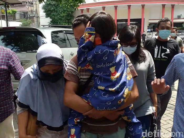 Nesa Alana Karaisa atau Ara, bocah 7 tahun yang dikabarkan hilang sudah ditemukan di Pasuruan. Ara diketahui dibawa pergi oleh bibinya sendiri.