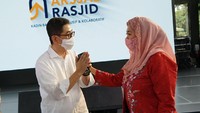 Selain itu, belasan Ketua Kadin Daerah menyampaikan dukungan kepada Presiden Direktur Indika Energy. 