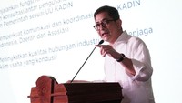 Kepada saudara arsjad, saya kali ini ada di belakang anda supaya seimbang. Tanpa dunia usaha, target pemulihan ekonomi kita akan menghadapi masalah, kata Ketua Dewan Pertimbangan KADIN, MS Hidayat Ketua