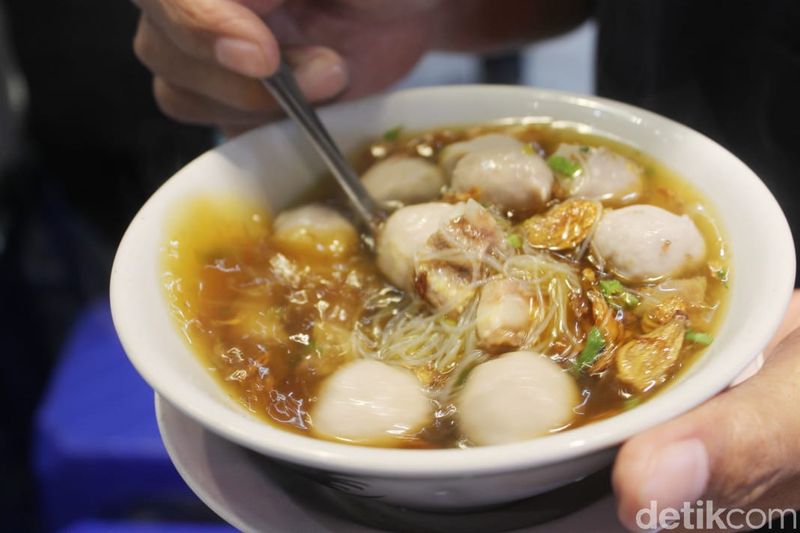 Bakso Pak Jaka berlokasi di Suryakencana, Bogor.