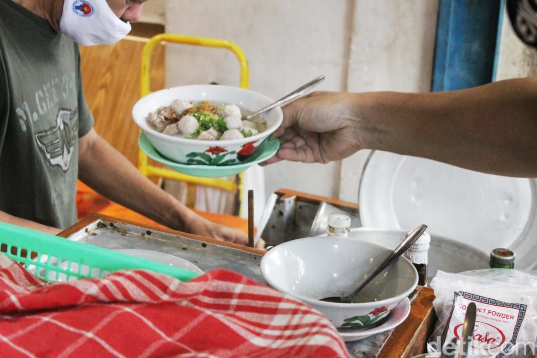 bakso kikil pak jaka yang berada di Suryakencana, Bogor.