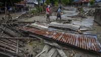 Banjir lumpur yang terjadi pada Jumat (26/3) malam itu disebabkan oleh longsor pasca hujan deras di pegunungan dan menyapu permukiman di wilayah tersebut.