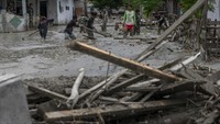 Sebanyak 70 rumah warga rusak berat dan lebih dari 100 rumah mengalami rusak ringan.