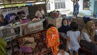 Warga korban banjir lumpur berada di posko pengungsian sementara di Desa Beka.