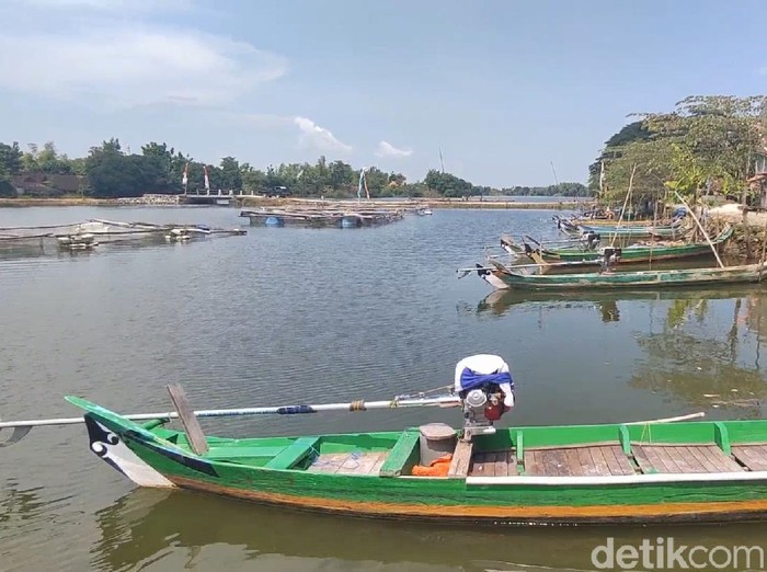 Bengawan mati tidak berarti menghentikan manfaat. Di Lamongan, warga memanfaatkan bengawan mati sebagai tempat budidaya ikan air tawar.