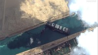 Pada bulan Maret, dunia dikagetkan dengan kabar sebuah kapal kontainer raksasa terjebak di tengah jalur Terusan Suez . Insiden yang terjadi selama sepekan itu menyebabkan penumpukan lebih dari 100 kapal yang berusaha transit di kanal dan memicu krisis. Maxar Technologies via AP  