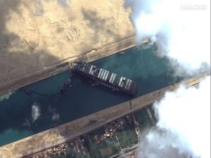 Kapal Kandas di Terusan Suez Dianggap Kutukan Firaun