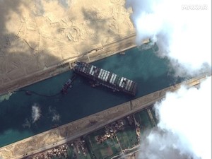 Potret Kapal Raksasa Masih Melintang di Terusan Suez via Citra Satelit