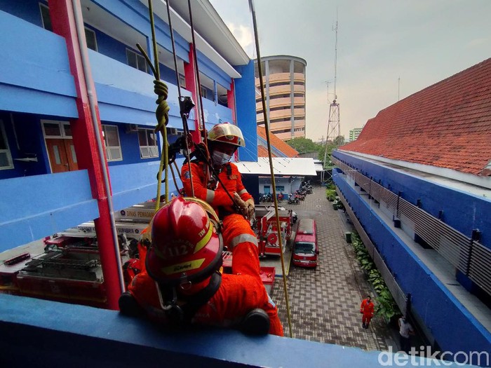 Damkar Surabaya terus melakukan pemantapan skill personel meski tidak melakukan pemadaman atau penanganan keselamatan. Pelatihan skill setiap saat dibutuhkan untuk menjaga kesiagaan dan kebugaran anggota damkar dalam bertugas.