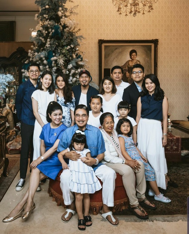 Desiree Tarigan, istri Hotma Sitompul ini dikenal dengan kecantikannya dan wajah awet mudanya. Kini namanya pun jadi sorotan karena retaknya hubungan rumah tangganya dengan sang pengacara kondang itu.  Foto: Dok. Instagram/@mamitoko