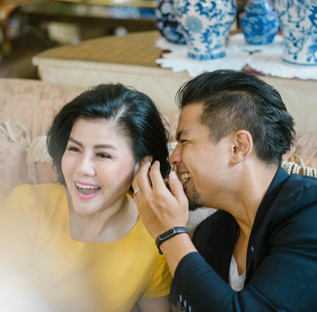 Desiree yang merupakan ibu kandung Bams eks vokalis Samson itu sudah memiliki cucu. Meski sudah jadi nenek namun wajahnya terlihat awet muda. Foto: Dok. Instagram/@mamitoko
