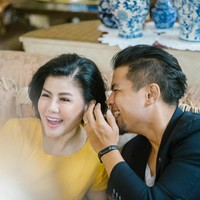 Desiree yang merupakan ibu kandung Bams eks vokalis Samson itu sudah memiliki cucu. Meski sudah jadi nenek namun wajahnya terlihat awet muda. Foto: Dok. Instagram/@mamitoko