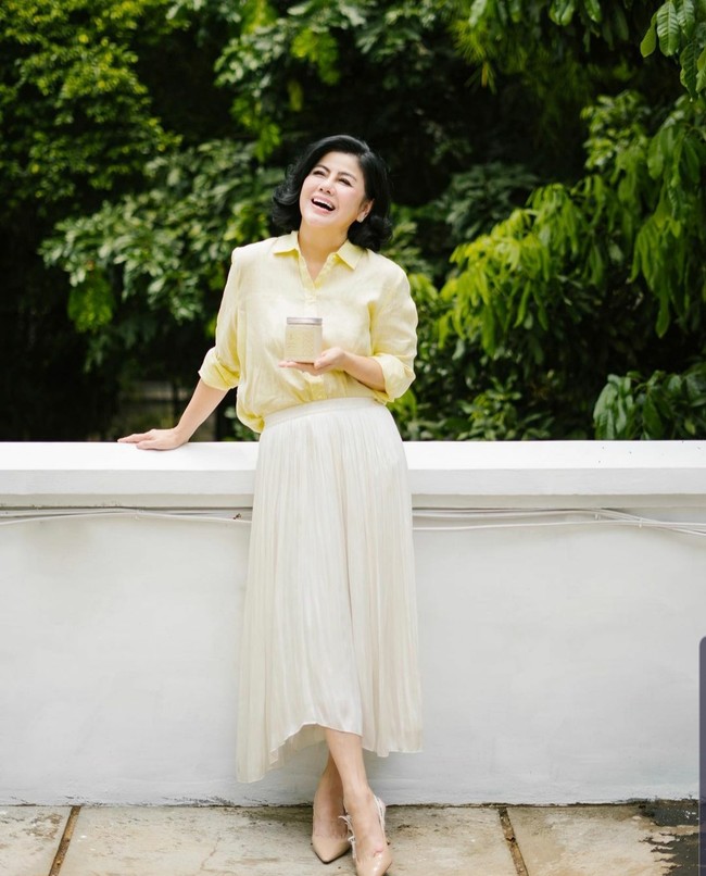Tahun ini Desiree menginjak usia 59 tahun, namun kulitnya masih terlihat kencang. Wanita satu ini pun jadi panutan banyak wanita.  Foto: Dok. Instagram/@mamitoko
