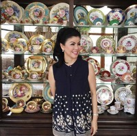 Desiree suka melukis dan membuat teko, keramik dan tanak liat. Selain itu, ibunda Bams itu pun punya suara emas.  Foto: Dok. Instagram/@mamitoko