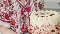 Tak hanya tiramisu, Desiree Tarigan juga pernah membuat red velvet cake yang sangat cantik. Melihat tampilannya saja sangat menggugah selera. Foto: Instagram @mamitoko