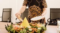 Dalam rangka membuka toko dengan nama Mami Toko Store, Desiree merayakannya dengan menghadirkan tumpeng beserta lauk yang beragam. Foto: Instagram @mamitoko