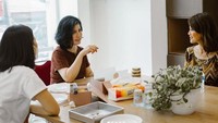 Bertemu dengan Farah Quinn, Desiree juga mengajaknya untuk menikmati cake in jar buatannya. Tampaknya Farah Quinn sangat menyukainya. Foto: Instagram @mamitoko
