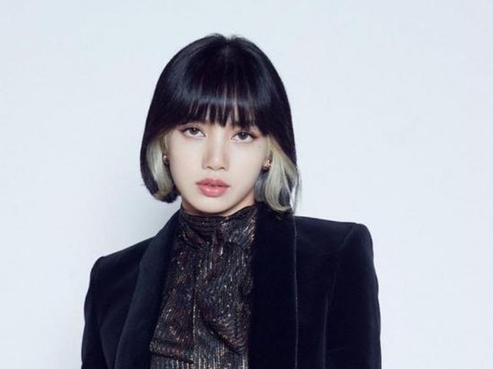 Lisa Blackpink Lisa Blackpink pakai tas Celine.