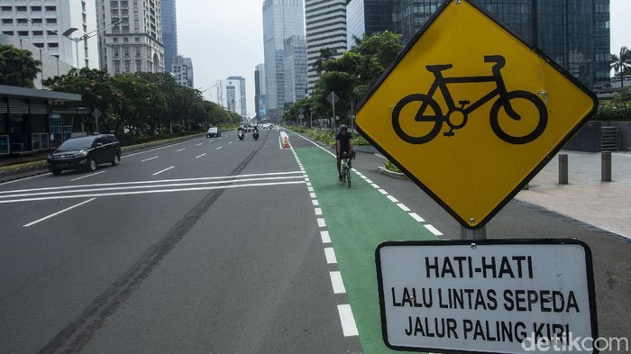 Komunitas sepeda road bike meminta dispensasi waktu tertentu untuk jenis road bike dapat menggunakan jalur kendaraan bermotor di Jalan Sudirman-Thamrin.