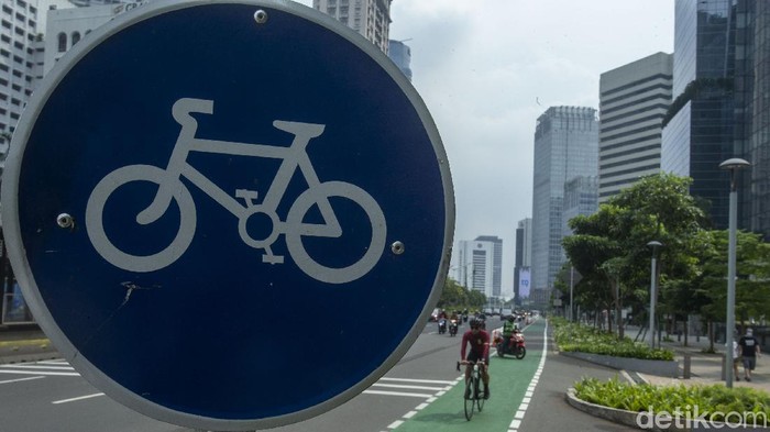 Komunitas sepeda road bike meminta dispensasi waktu tertentu untuk jenis road bike dapat menggunakan jalur kendaraan bermotor di Jalan Sudirman-Thamrin.