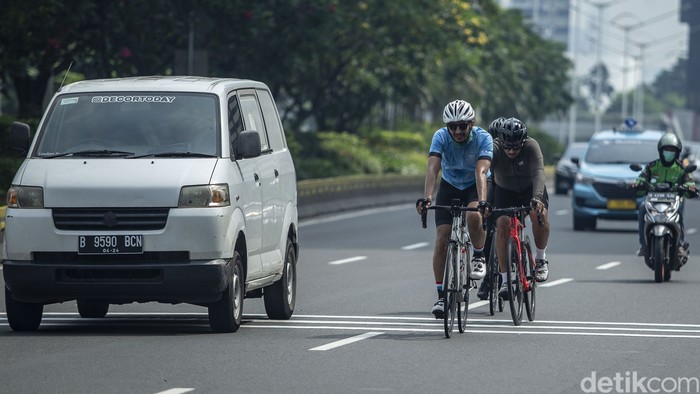Komunitas sepeda road bike meminta dispensasi waktu tertentu untuk jenis road bike dapat menggunakan jalur kendaraan bermotor di Jalan Sudirman-Thamrin.