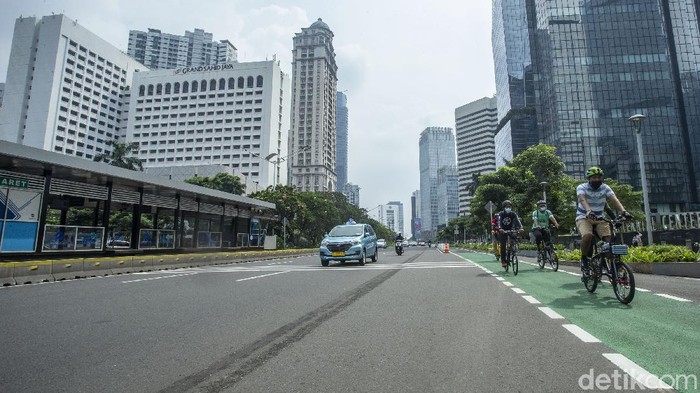 Komunitas sepeda road bike meminta dispensasi waktu tertentu untuk jenis road bike dapat menggunakan jalur kendaraan bermotor di Jalan Sudirman-Thamrin.