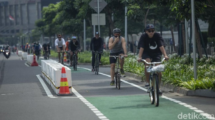 Komunitas sepeda road bike meminta dispensasi waktu tertentu untuk jenis road bike dapat menggunakan jalur kendaraan bermotor di Jalan Sudirman-Thamrin.