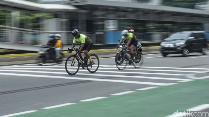 Komunitas sepeda road bike meminta dispensasi waktu tertentu untuk jenis road bike dapat menggunakan jalur kendaraan bermotor di Jalan Sudirman-Thamrin.