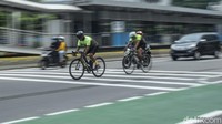 Pesepeda melintas di jalan Sudirman - Thamrin, Jakarta, Sabtu (27/3/2021).