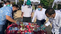 Direktur Utama PT Bank Tabungan Negara (Persero) Tbk. Haru Koesmahargyo (kanan) bersama Direktur Consumer and Commercial Lending Bank BTN Hirwandi Gafar (kedua kanan) mendampingi Wakil Menteri Badan Usaha Milik Negara (BUMN) Kartika Wirjoatmodjo meninjau upaya konservasi terumbu karang di Bali. Foto: dok. BUMN