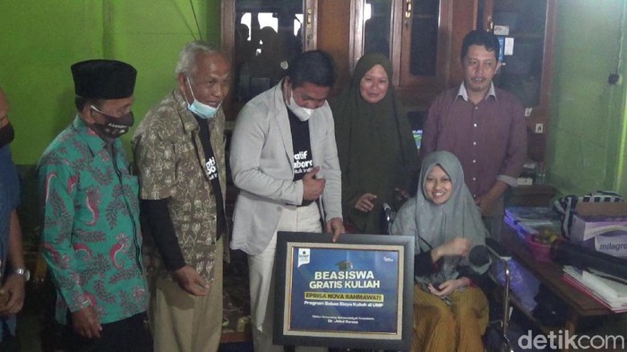 Eprisa Nova Rahmawati saat menerima beasiswa kuliah dari UMP, Sabtu (27/3/2021).