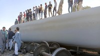 Foto-foto yang dipublikasikan media lokal menunjukkan beberapa gerbong kereta anjlok dari rel, tepat di atas sebuah kanal. Associated Press/AP Photo.